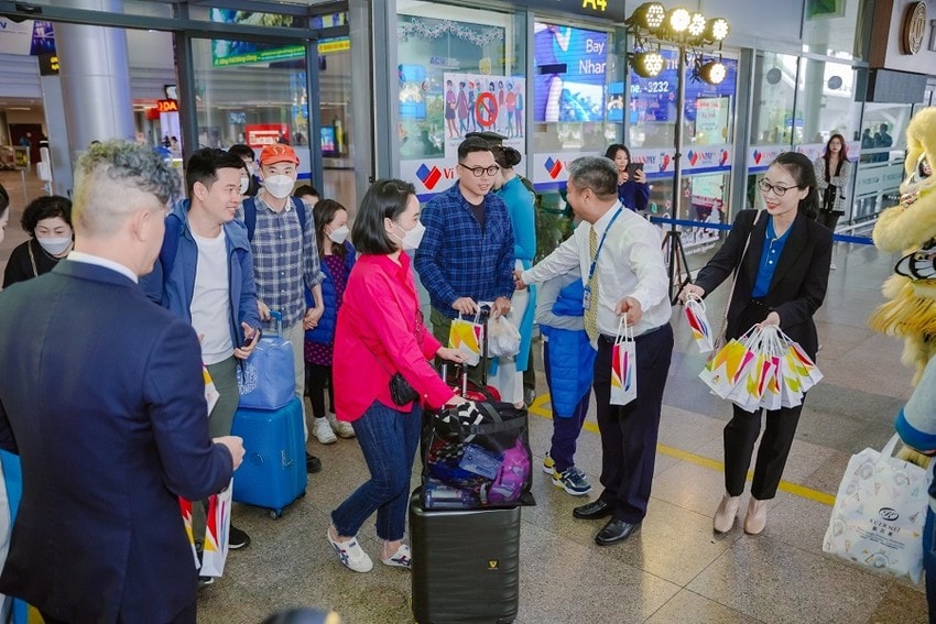 da nang tung bung chao don cac du khach dau tien trong nam 2023 hinh 1