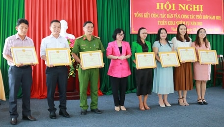 vinh long trao giai cuoc thi bao chi viet ve tam guong dan van kheo hinh 1