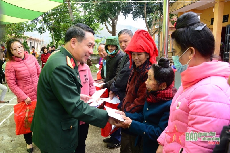 bao quan doi nhan dan trao 500 suat qua tet tang ho ngheo tinh dien bien hinh 1