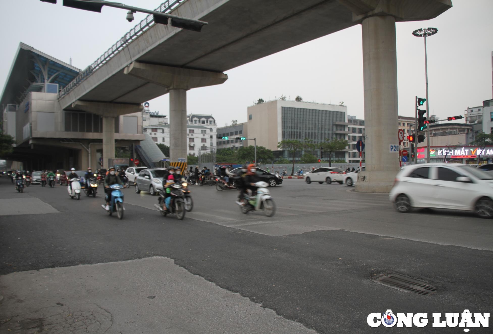 ha noi duong pho loi lom rach nat nhung ngay dau nam hinh 1
