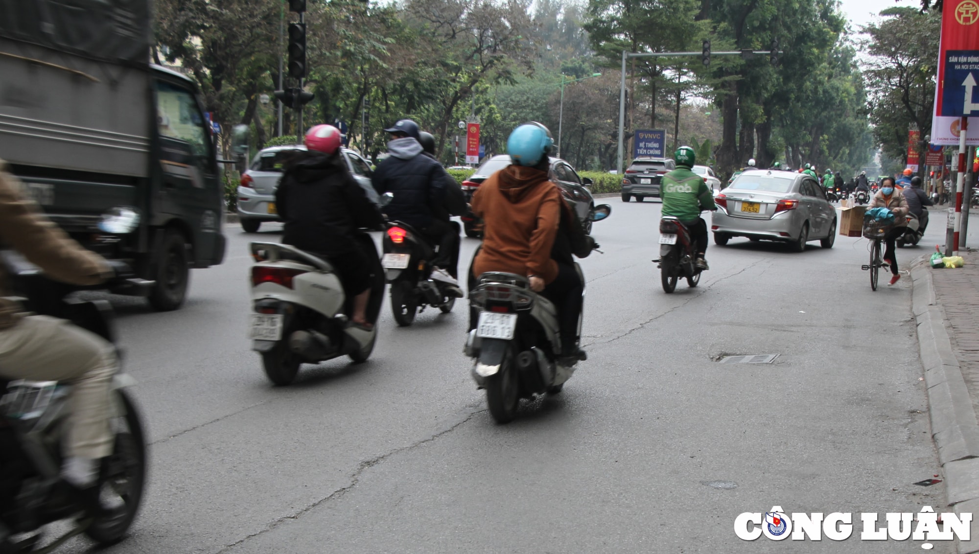 ha noi duong pho loi lom rach nat nhung ngay dau nam hinh 2