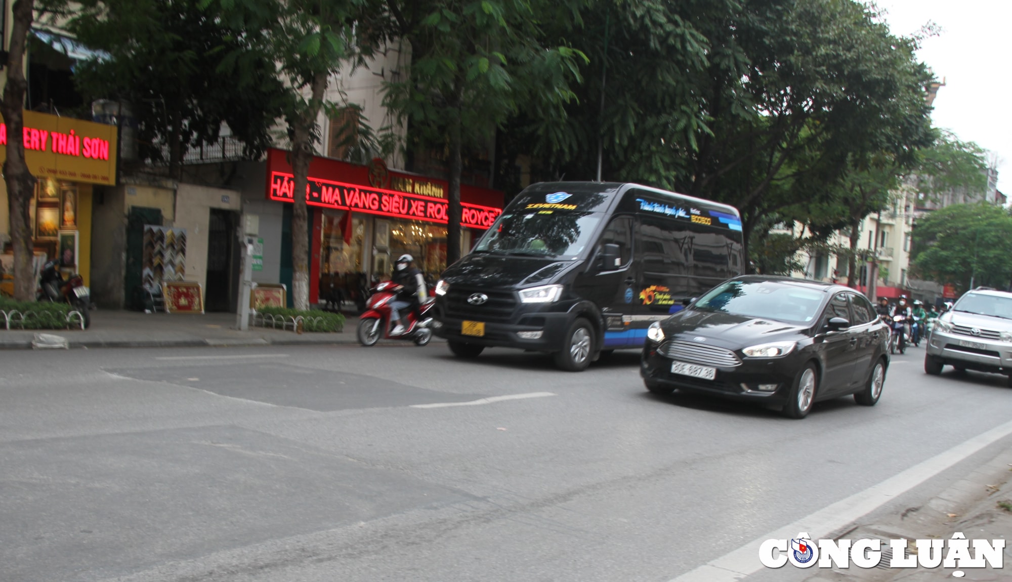 ha noi duong pho loi lom rach nat nhung ngay dau nam hinh 6