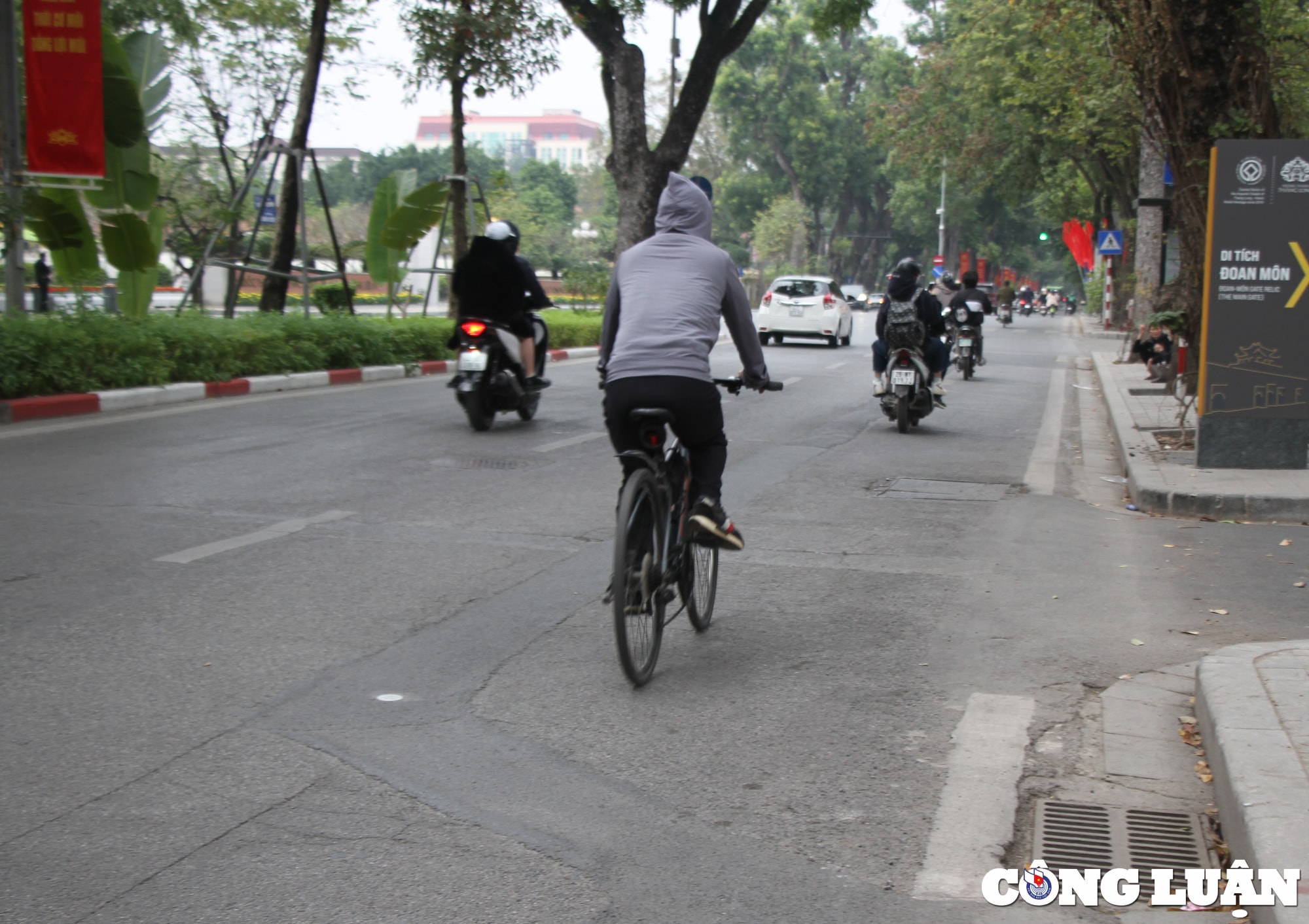 ha noi duong pho loi lom rach nat nhung ngay dau nam hinh 8