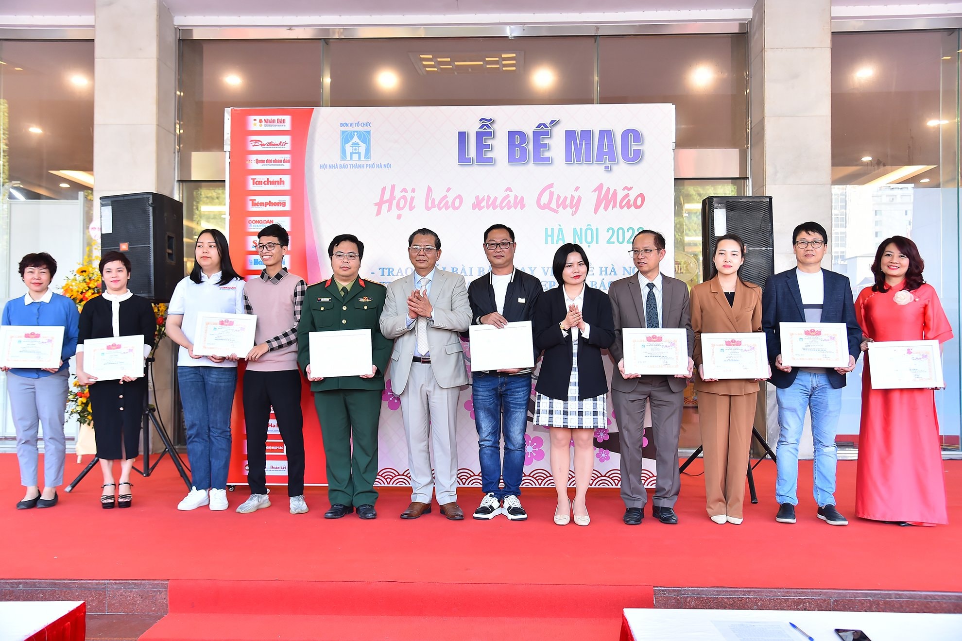 gui tang cac chien si bo doi bien phong cac an pham bao xuan bao tet quy mao hinh 2