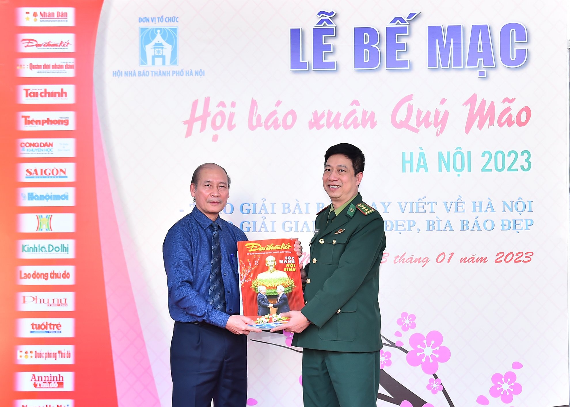gui tang cac chien si bo doi bien phong cac an pham bao xuan bao tet quy mao hinh 4