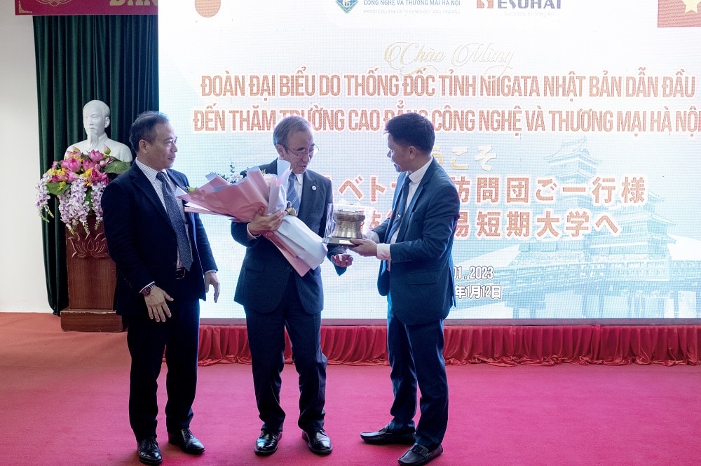 thong doc tinh nigata nhat ban tham va lam viec voi truong cao dang cong nghe va thuong mai ha noi hinh 4
