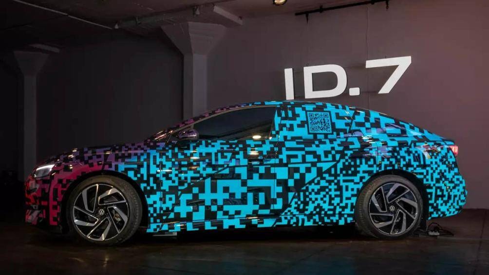 xe dien volkswagen id7 noi bat voi kha nang doi mau hinh 2