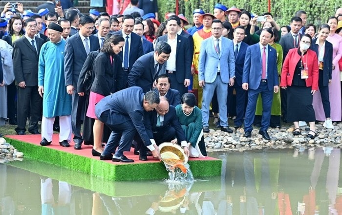 chu tich nuoc nguyen xuan phuc tha ca chep tien ong cong ong tao hinh 2