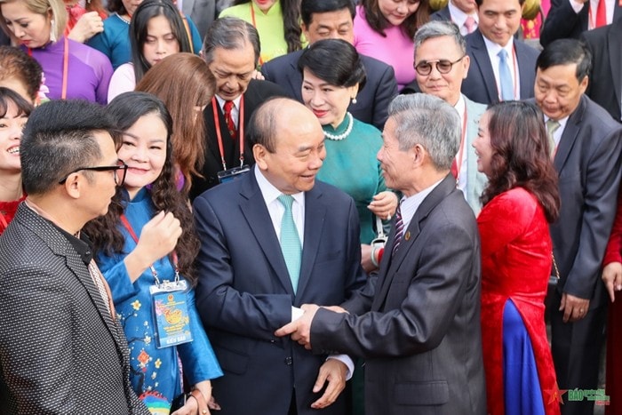 chu tich nuoc nguyen xuan phuc tha ca chep tien ong cong ong tao hinh 3