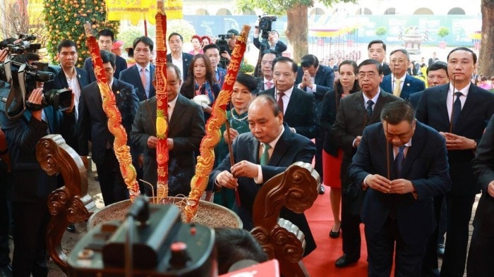 chu tich nuoc nguyen xuan phuc tha ca chep tien ong cong ong tao hinh 1