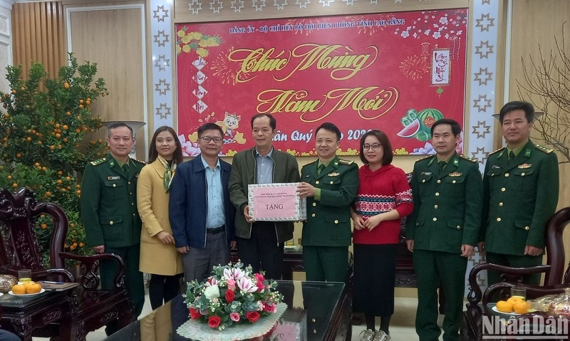hoi nha bao tinh cao bang trao tang an pham bao xuan den bo doi bien phong tinh hinh 1