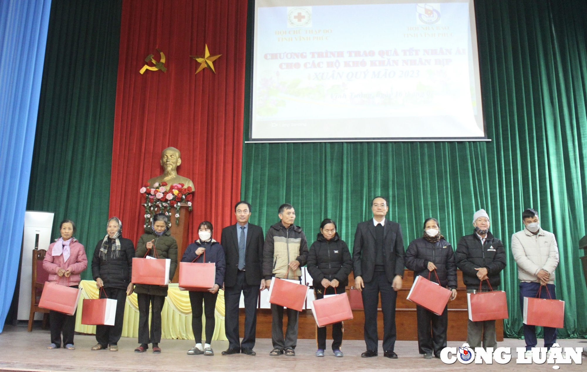 hoi nha bao vinh phuc trao qua tet cho cac ho co hoan canh kho khan hinh 1