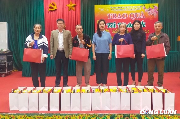 hoi nha bao vinh phuc trao qua tet cho cac ho co hoan canh kho khan hinh 2