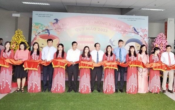 hoi bao xuan kien giang trung bay hon 500 ban an pham giai pham xuan quy mao 2023 hinh 1