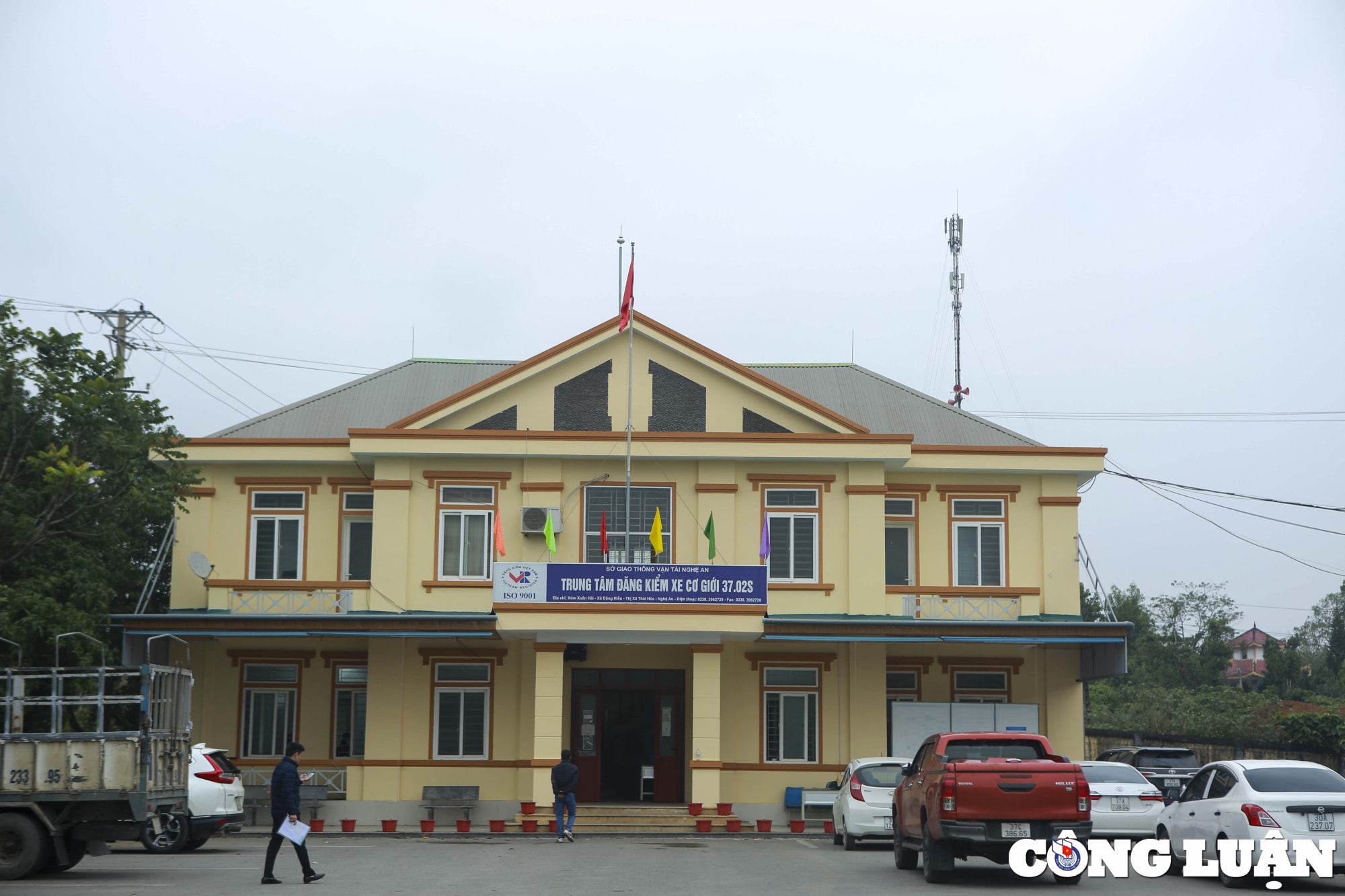 dang kiem o to o nghe an mua banh nuoc xep hang tu 1 gio sang hinh 11