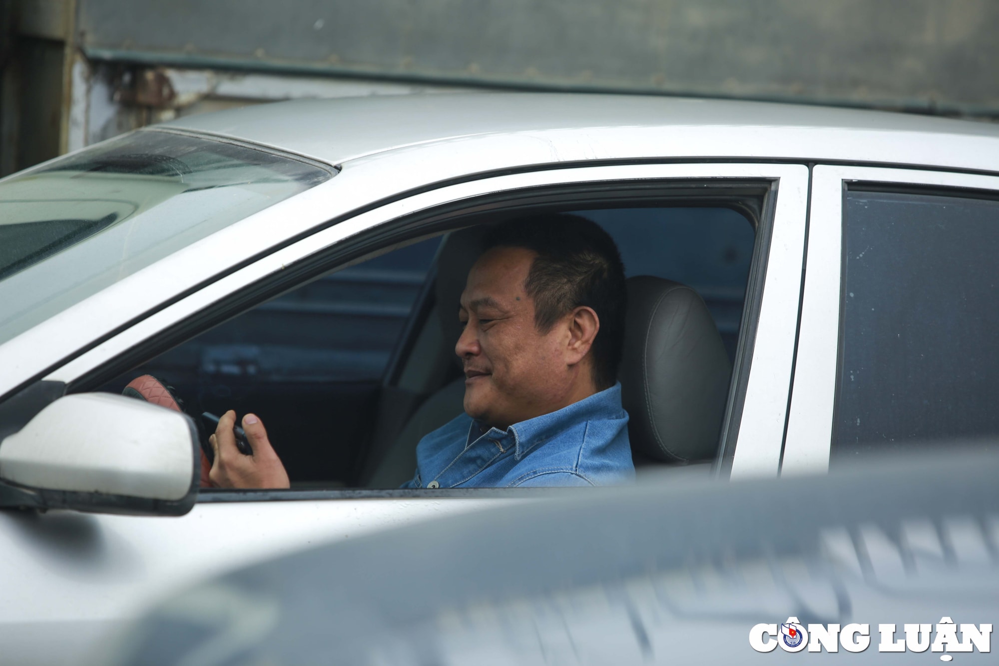 dang kiem o to o nghe an mua banh nuoc xep hang tu 1 gio sang hinh 8