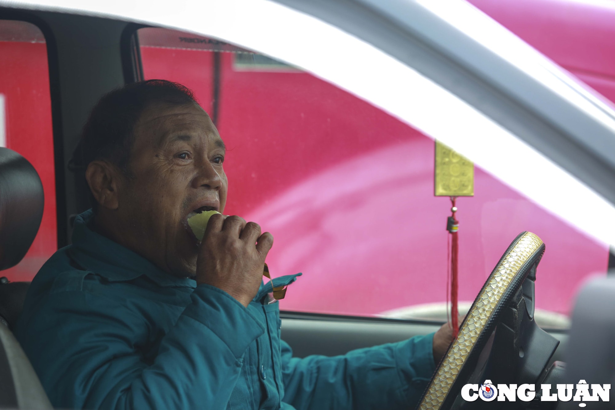 dang kiem o to o nghe an mua banh nuoc xep hang tu 1 gio sang hinh 10