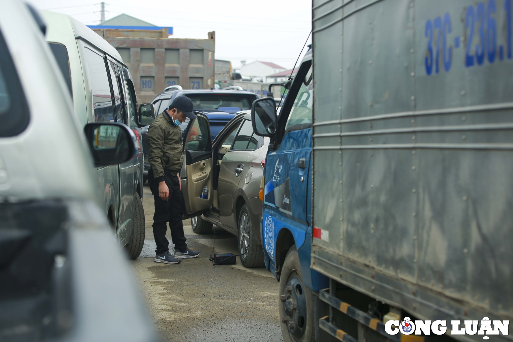 dang kiem o to o nghe an mua banh nuoc xep hang tu 1 gio sang hinh 7