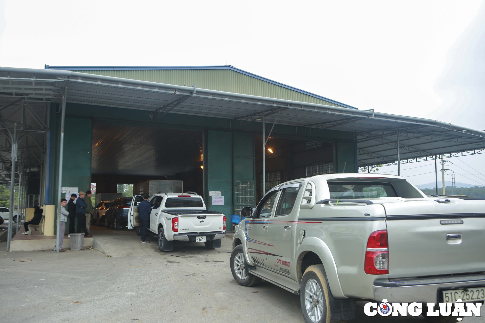 dang kiem o to o nghe an mua banh nuoc xep hang tu 1 gio sang hinh 14