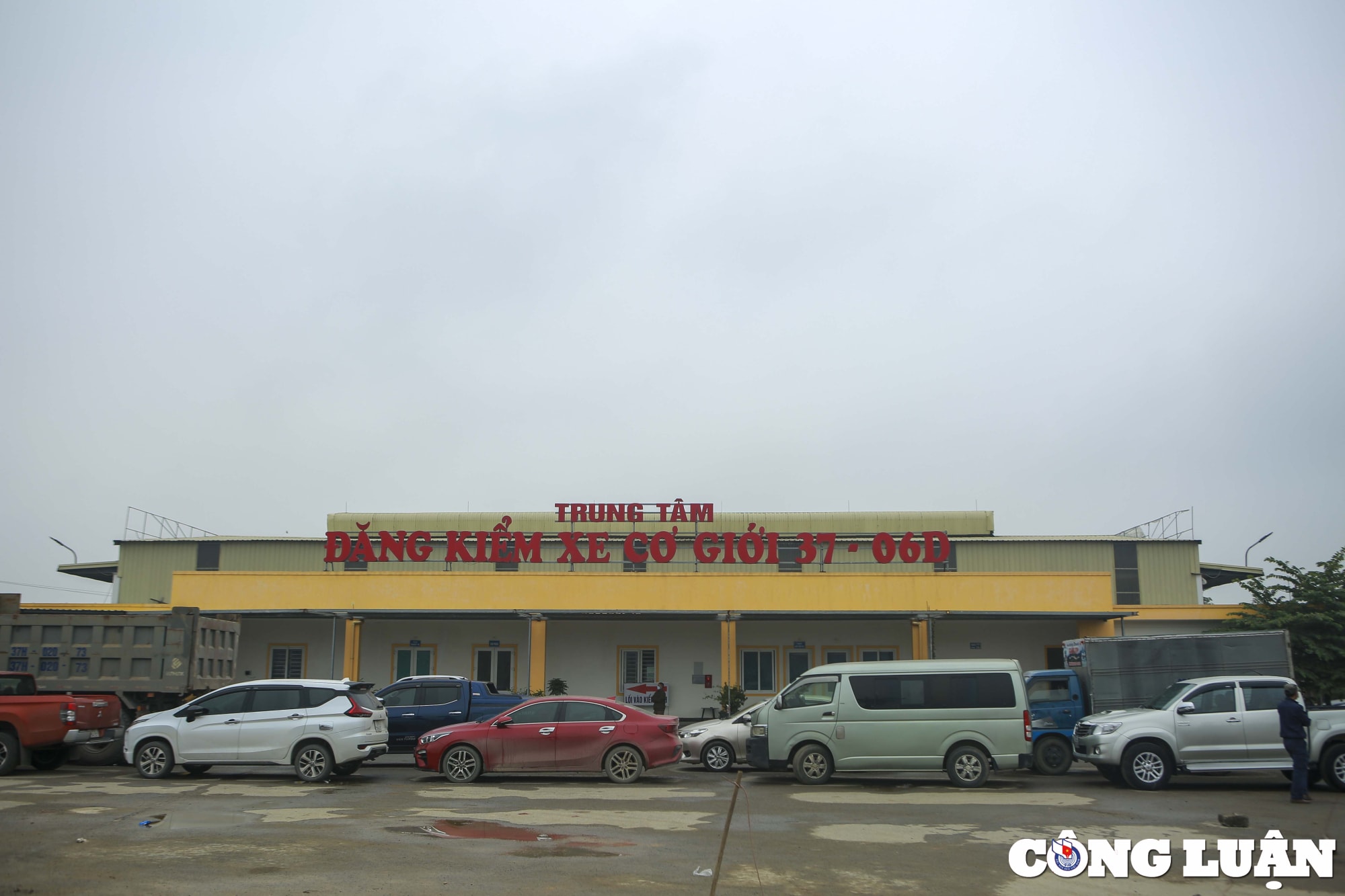 dang kiem o to o nghe an mua banh nuoc xep hang tu 1 gio sang hinh 2