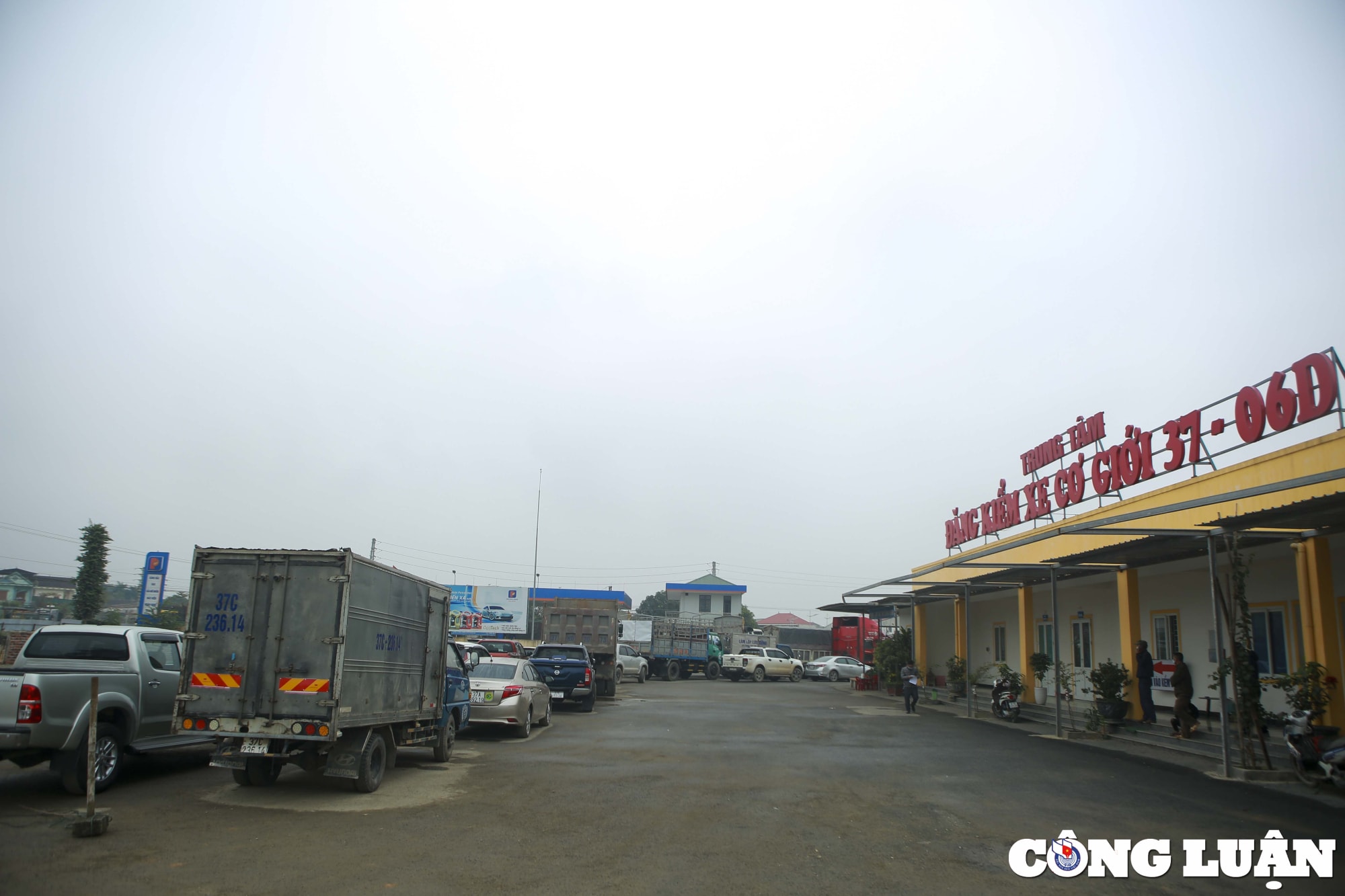 dang kiem o to o nghe an mua banh nuoc xep hang tu 1 gio sang hinh 1