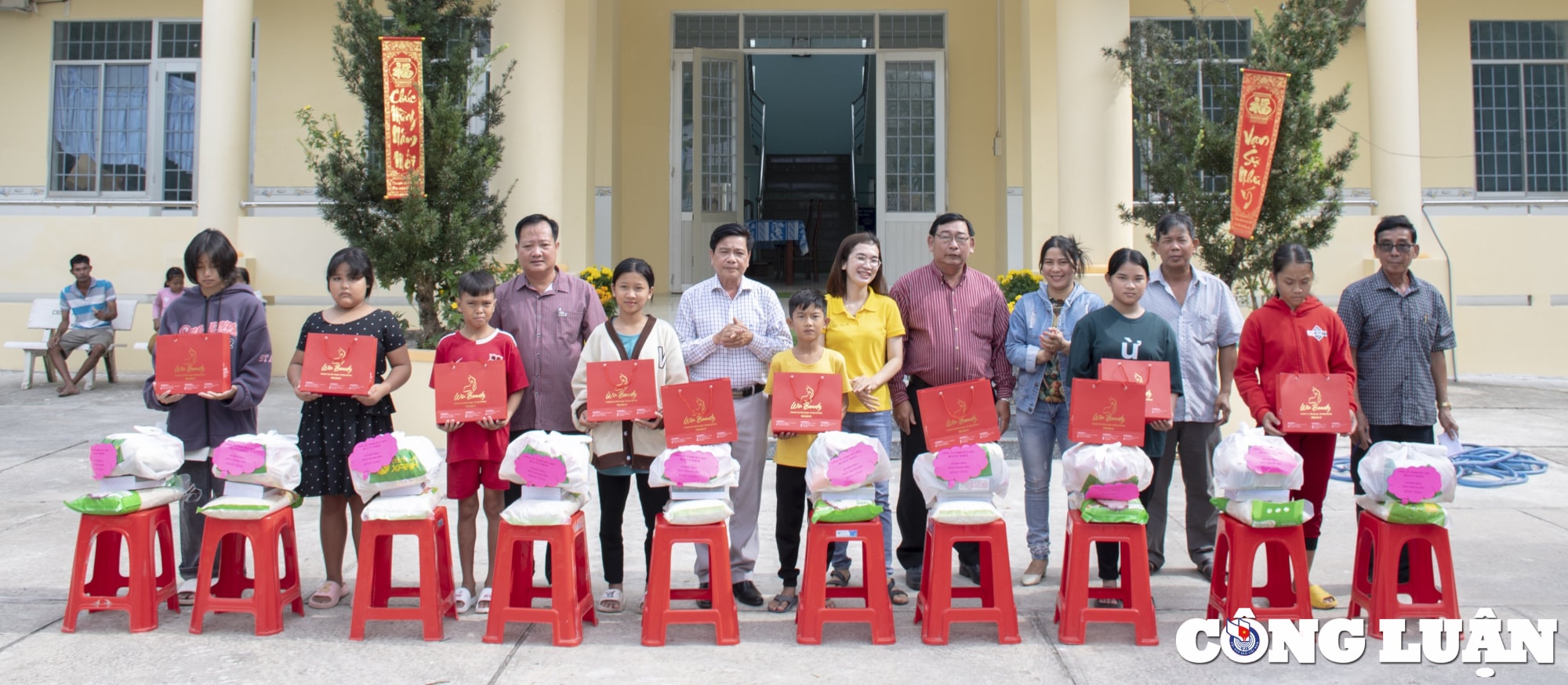 hoi nha bao tinh kien giang tang qua tet cho nguoi ngheo tai xa dinh hoa huyen go quao hinh 2