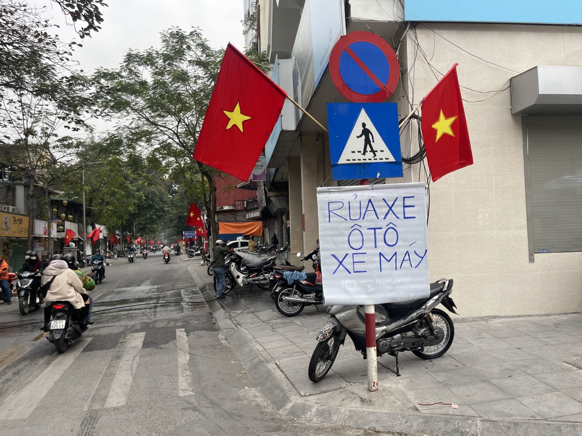 ngay 30 tet quy mao cac cua hang an uong dich vu rua xe tang gia phi ma hinh 1