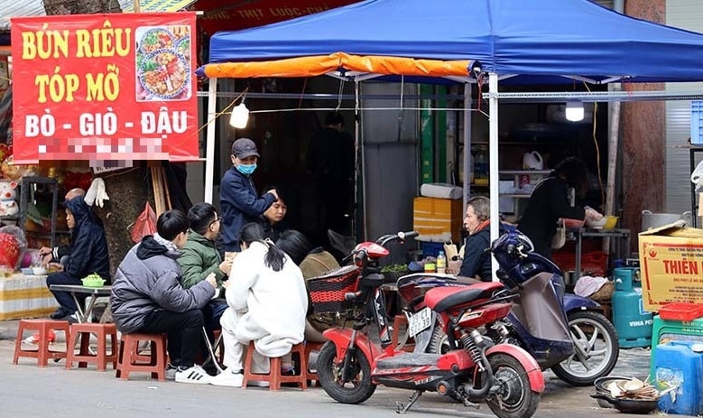 ha noi sang mung 2 tet quan bun pho da tap nap thuc khach hinh 1