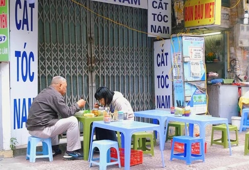 ha noi sang mung 2 tet quan bun pho da tap nap thuc khach hinh 2