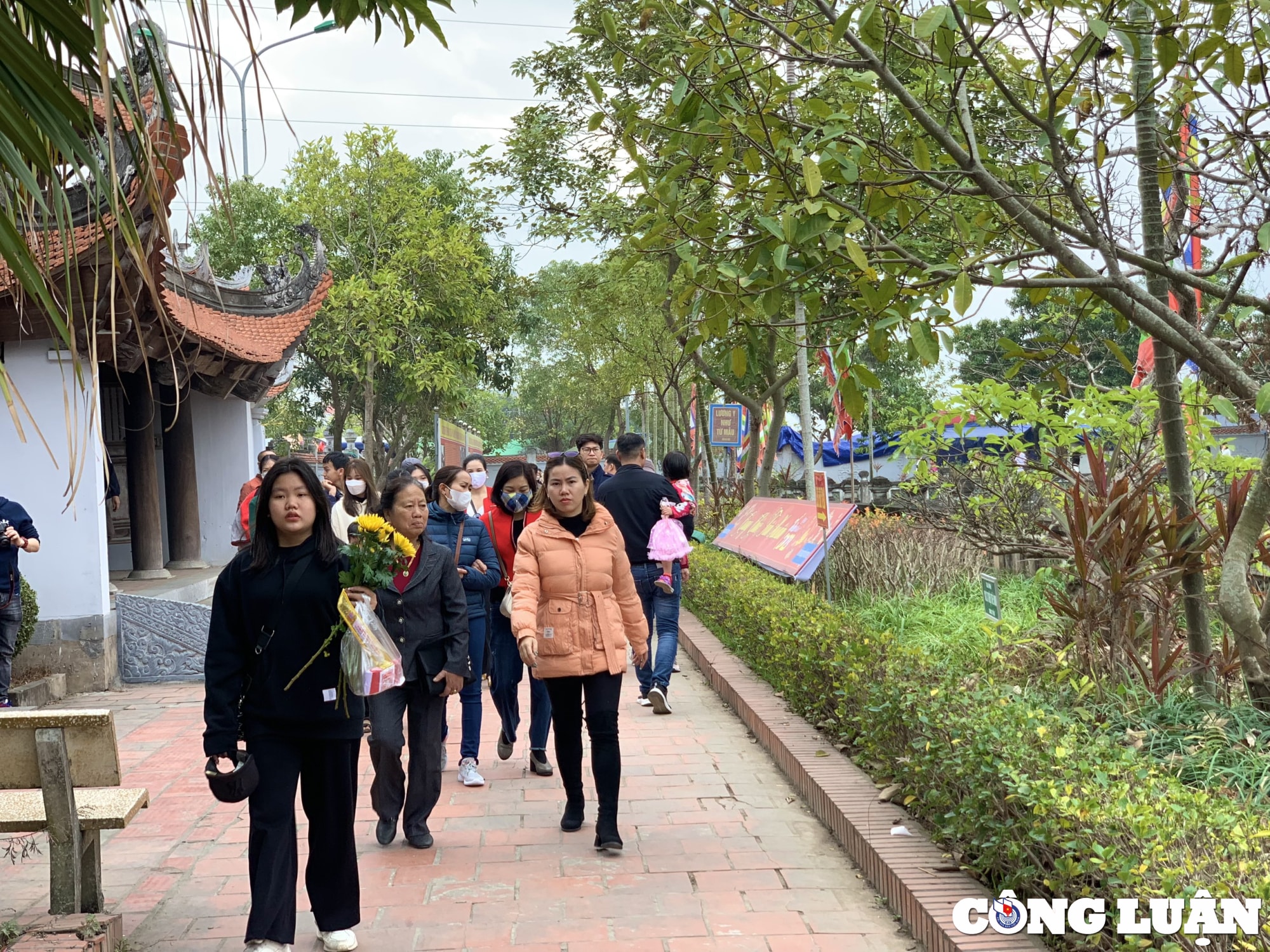 tp hai duong du khach do don ve den bia xin loc dau nam moi 2023 hinh 4