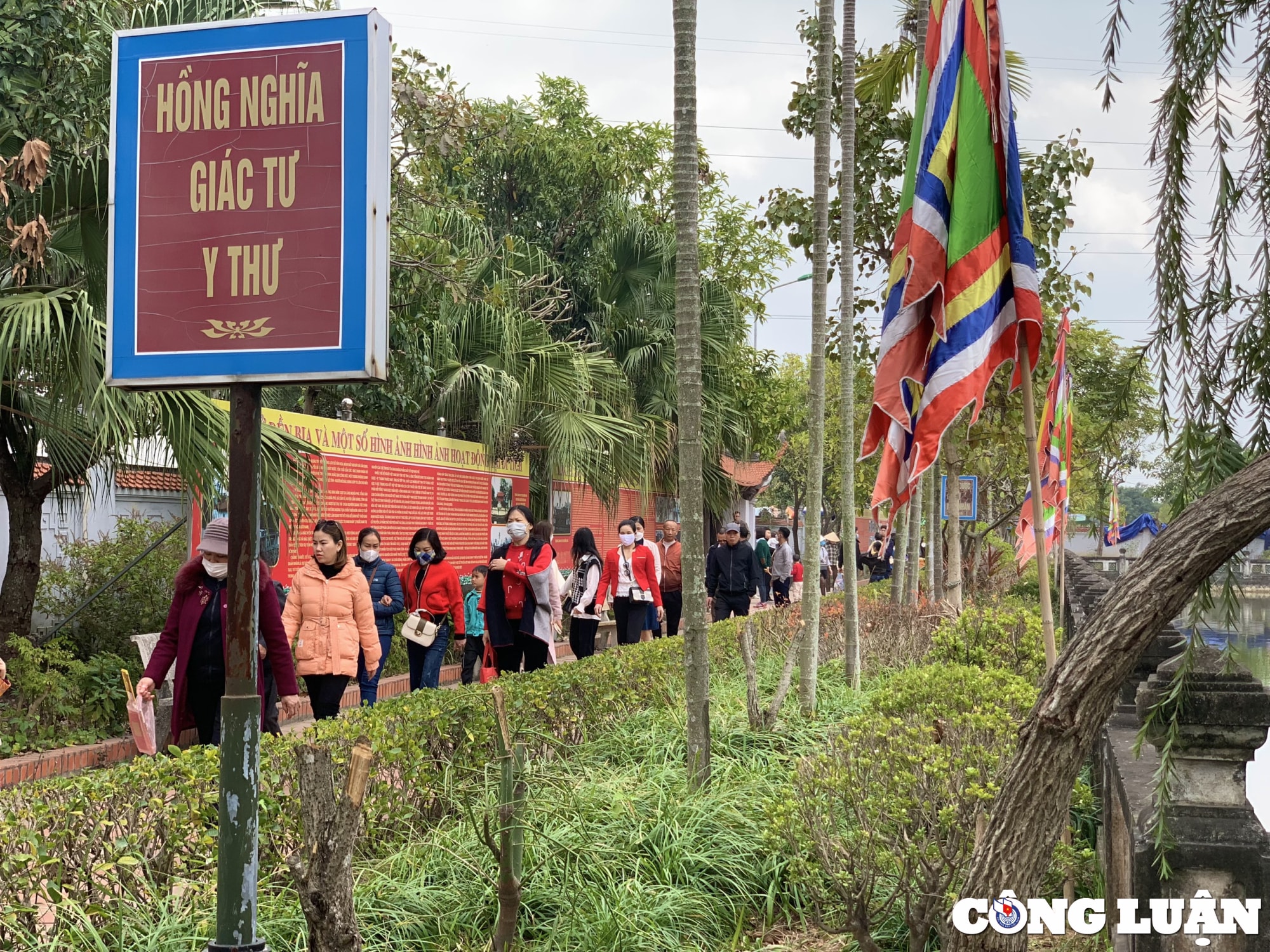 tp hai duong du khach do don ve den bia xin loc dau nam moi 2023 hinh 3