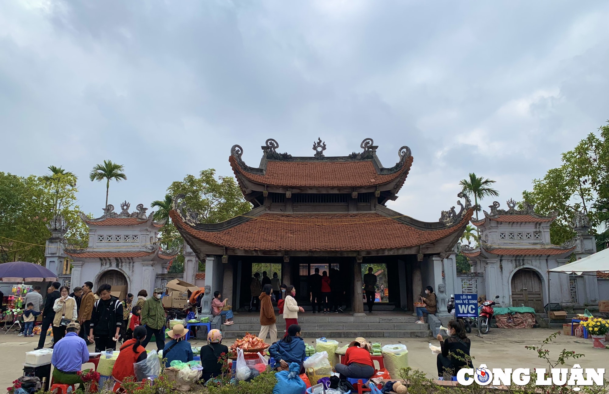 tp hai duong du khach do don ve den bia xin loc dau nam moi 2023 hinh 2