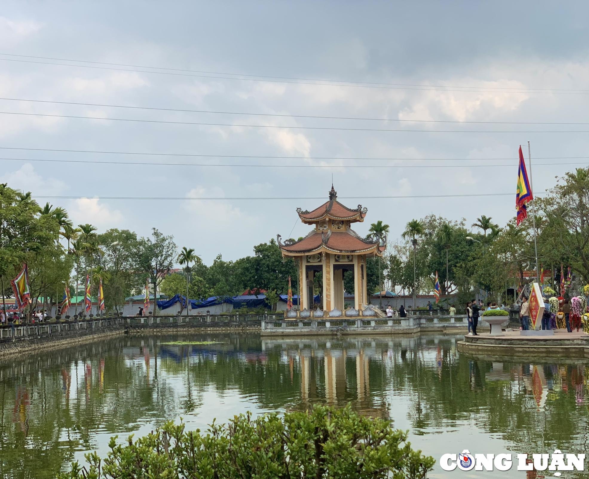 tp hai duong du khach do don ve den bia xin loc dau nam moi 2023 hinh 7