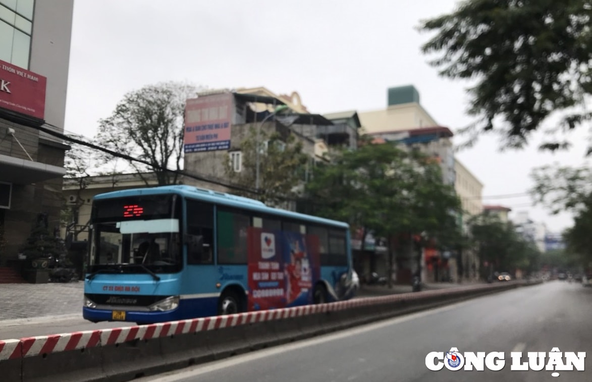nhung chuyen xe buyt chay trong mua xuan hinh 1