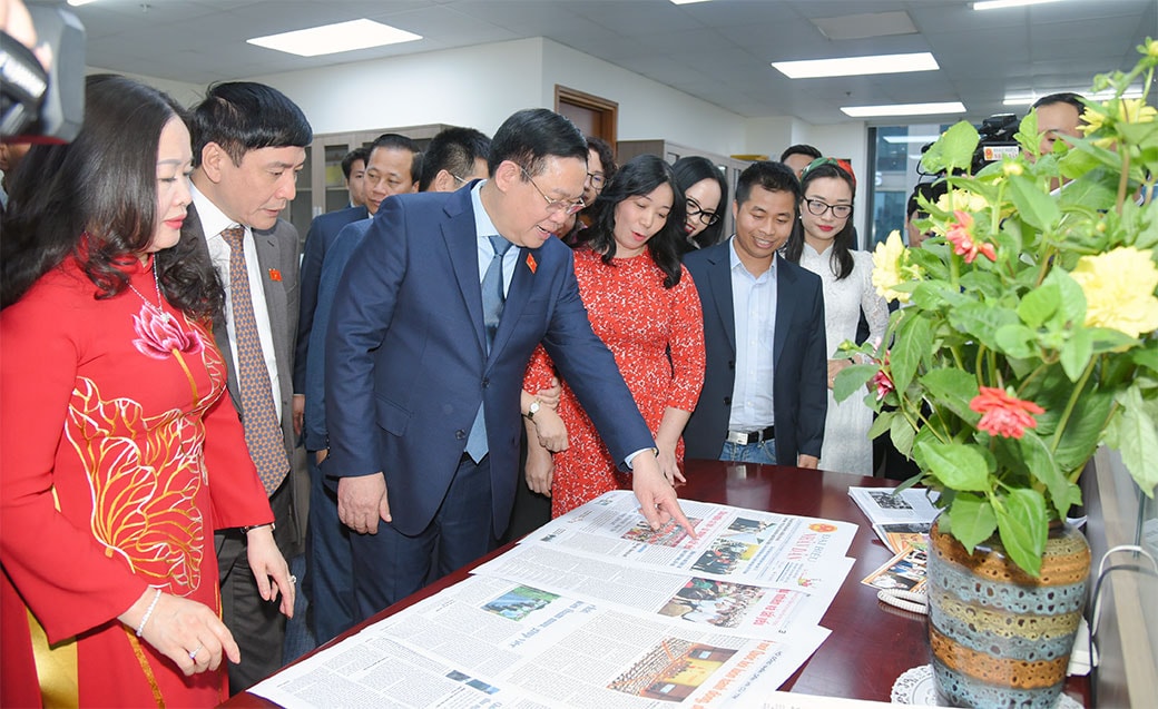 chu tich quoc hoi vuong dinh hue tham chuc tet bao dai bieu nhan dan truyen hinh quoc hoi viet nam hinh 1