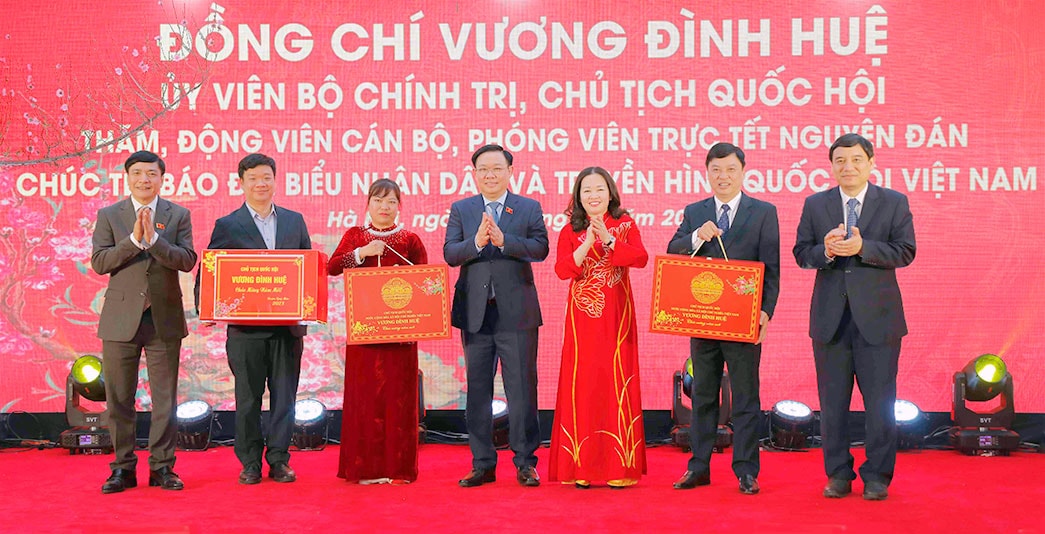 chu tich quoc hoi vuong dinh hue tham chuc tet bao dai bieu nhan dan truyen hinh quoc hoi viet nam hinh 2