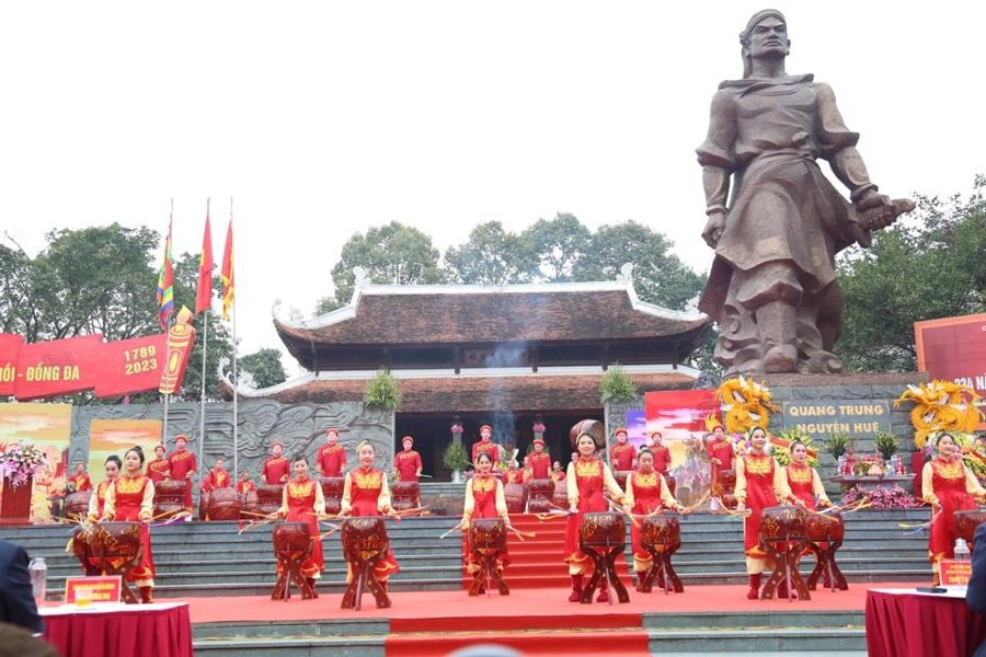 thieng lieng hao hung le hoi go dong da hinh 1