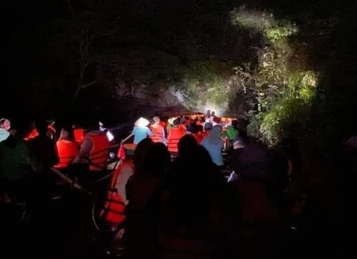 bac bo tin du khach nua dem van mac ket o trang an hinh 1