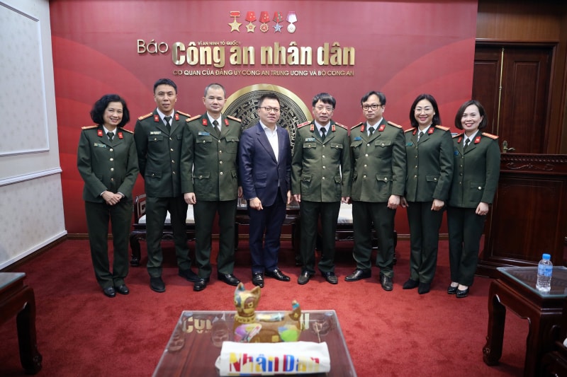 chu tich hoi nha bao viet nam le quoc minh tham chuc mung nam moi bao cong an nhan dan hinh 1
