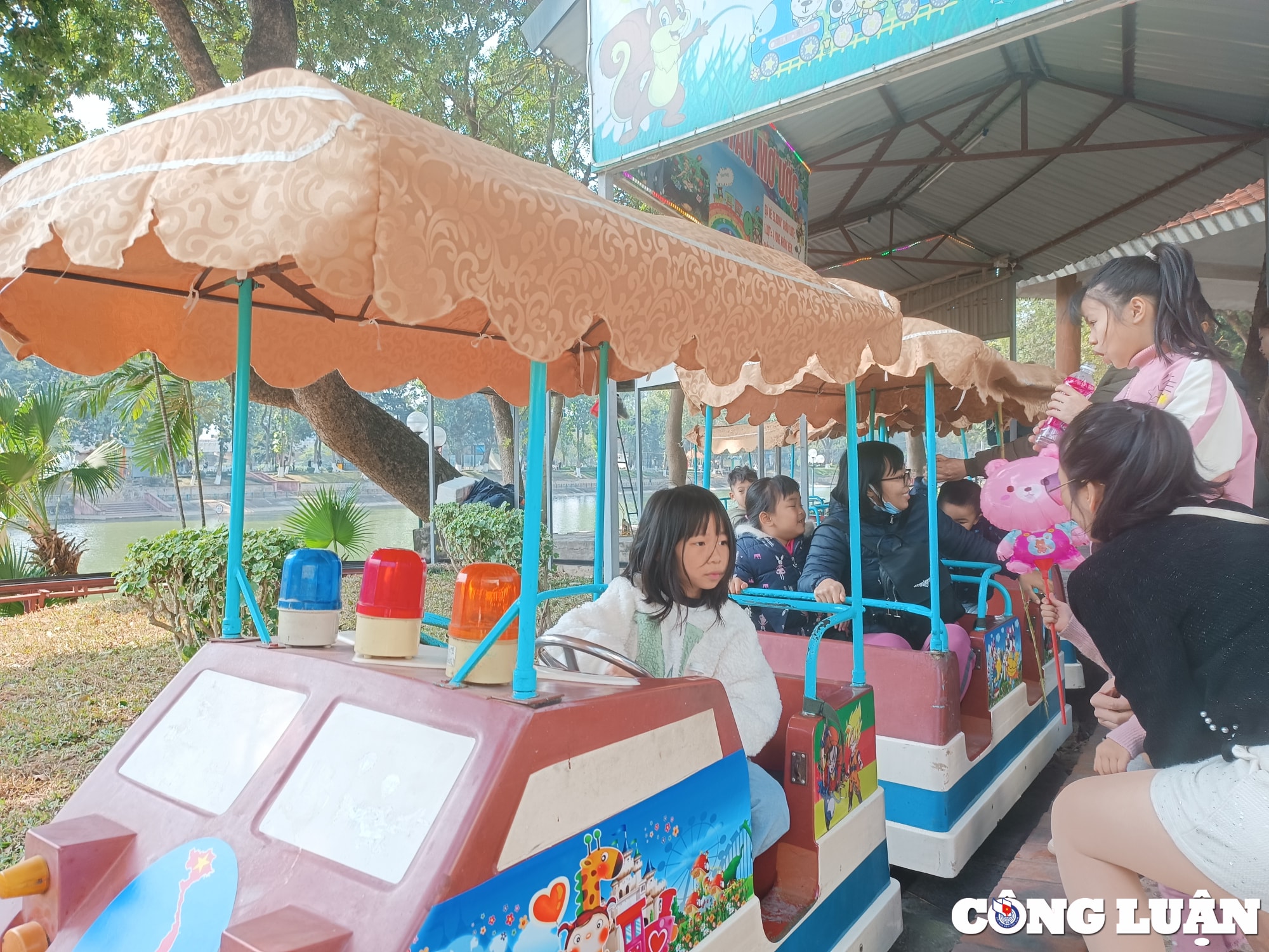 cong vien thu le hut khach tham quan trong nhung ngay dau nam moi quy mao hinh 16