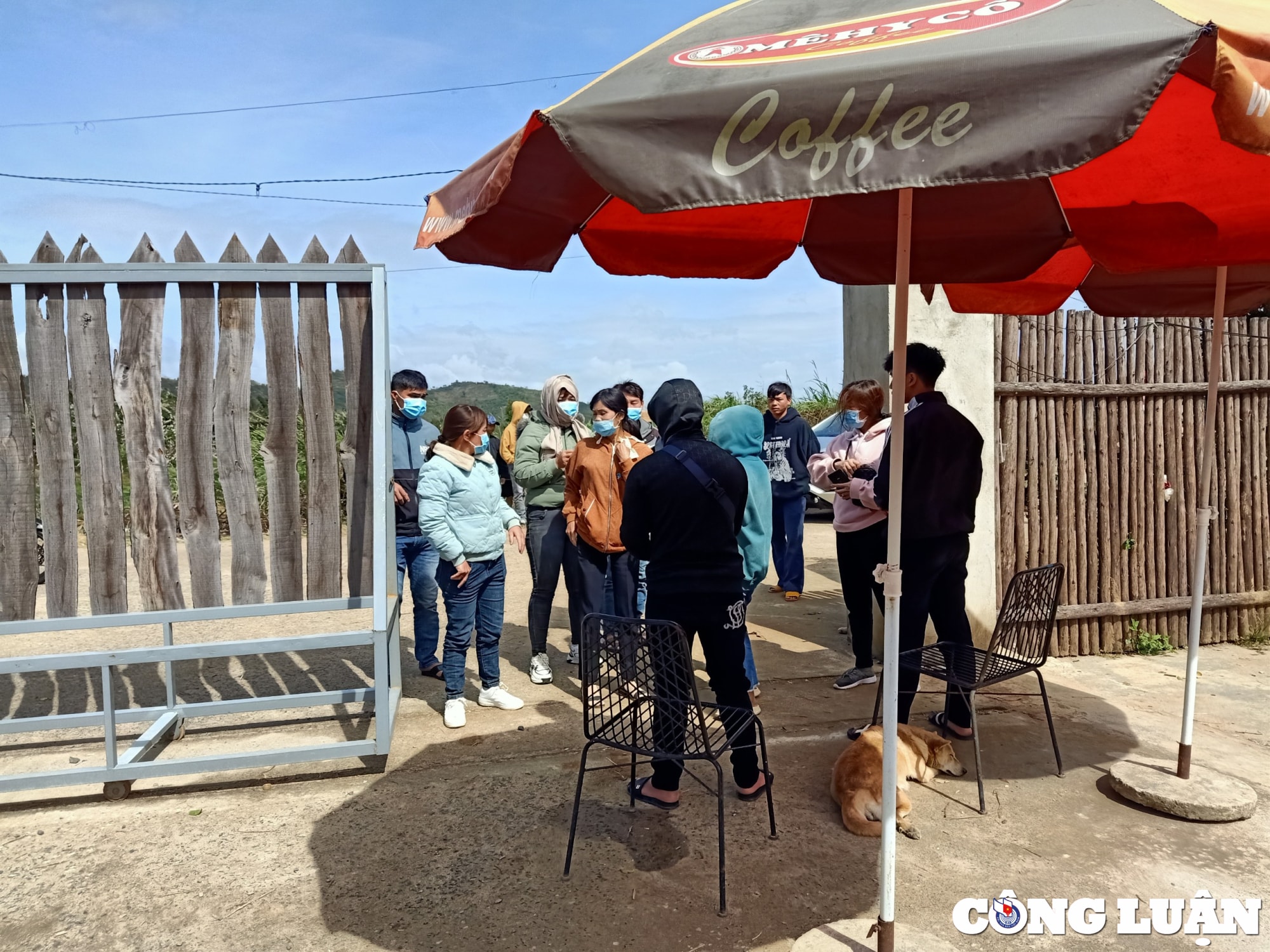 dak lak nguoi dan bat ngo vi bi thu tien ho tro khi chup anh da voi khong lo hinh 2