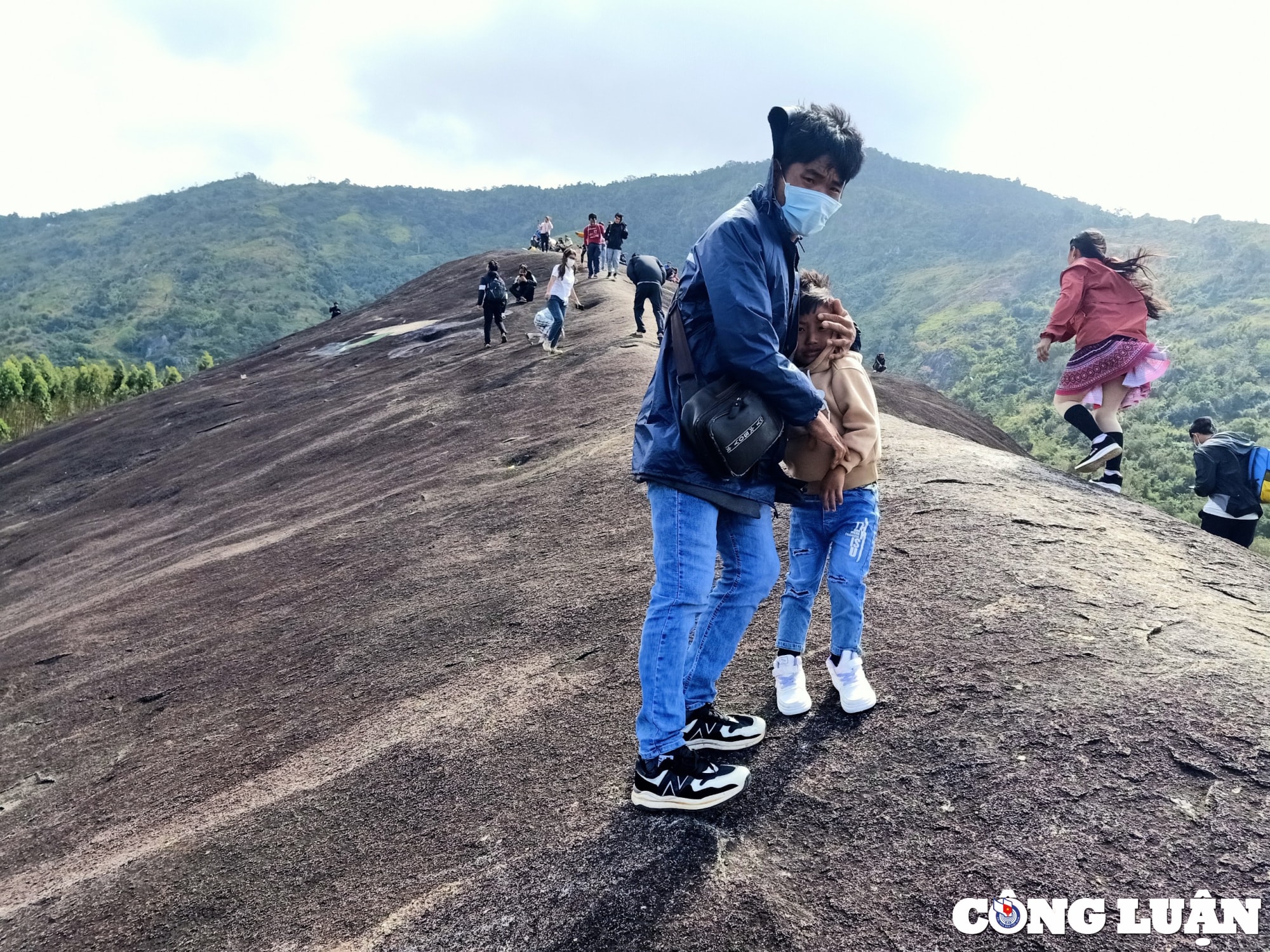 dak lak nguoi dan bat ngo vi bi thu tien ho tro khi chup anh da voi khong lo hinh 7