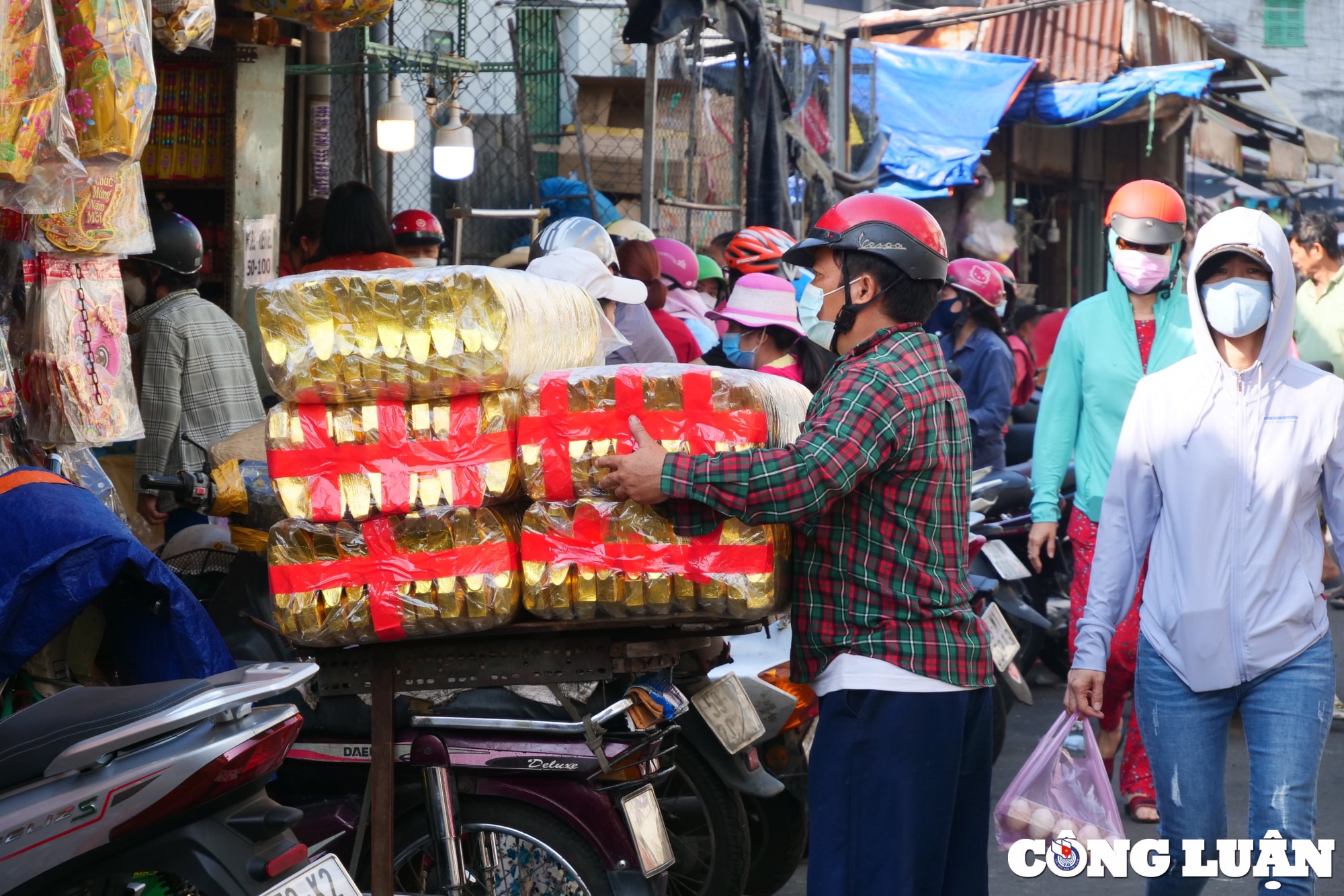 nhon nhip mua sam ngay via than tai o thu phu vang ma cua tphcm hinh 8