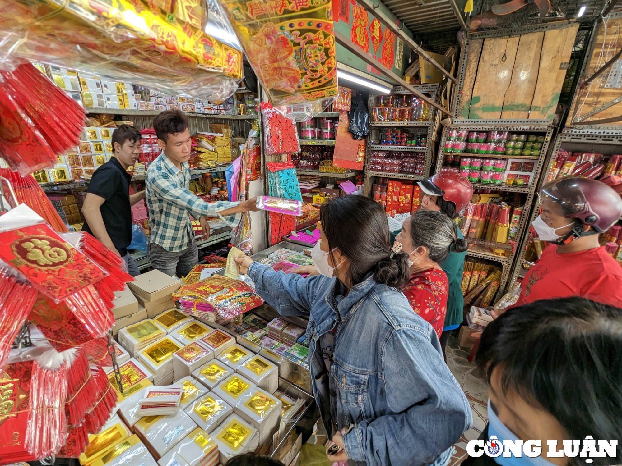 nhon nhip mua sam ngay via than tai o thu phu vang ma cua tphcm hinh 2