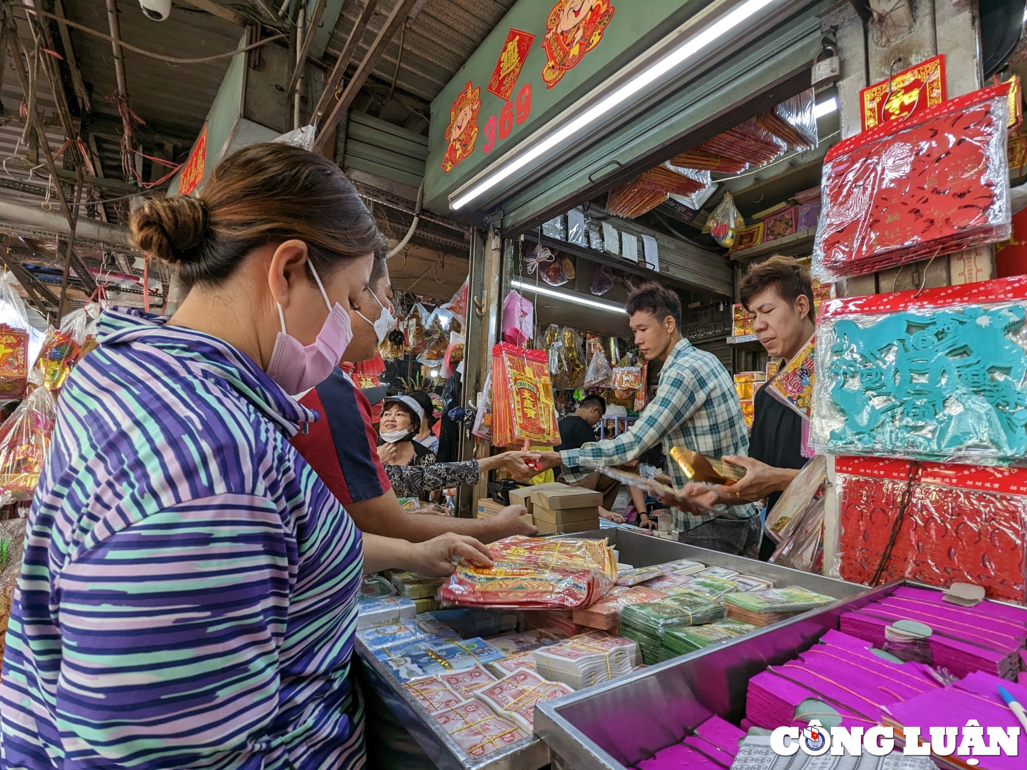 nhon nhip mua sam ngay via than tai o thu phu vang ma cua tphcm hinh 5