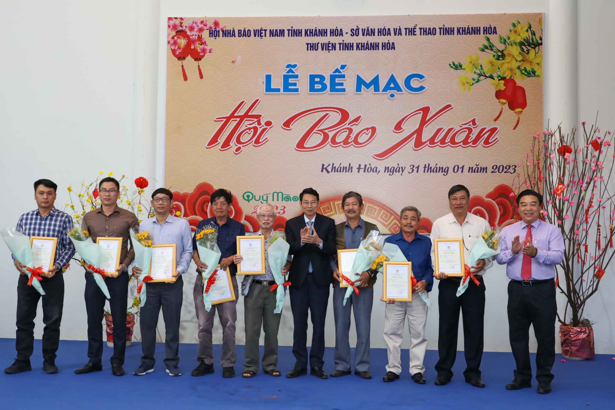 khanh hoa gui tang bao xuan den quan dan huyen truong sa va cac tu sach thieu nhi hinh 1
