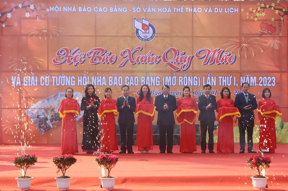 hoi bao xuan tinh cao bang trung bay hon 300 an pham bao tap chi hinh 1