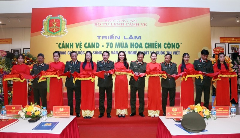 hon 200 buc anh hien vat duoc trung bay tai trien lam canh ve cong an nhan dan 70 mua hoa chien cong hinh 1