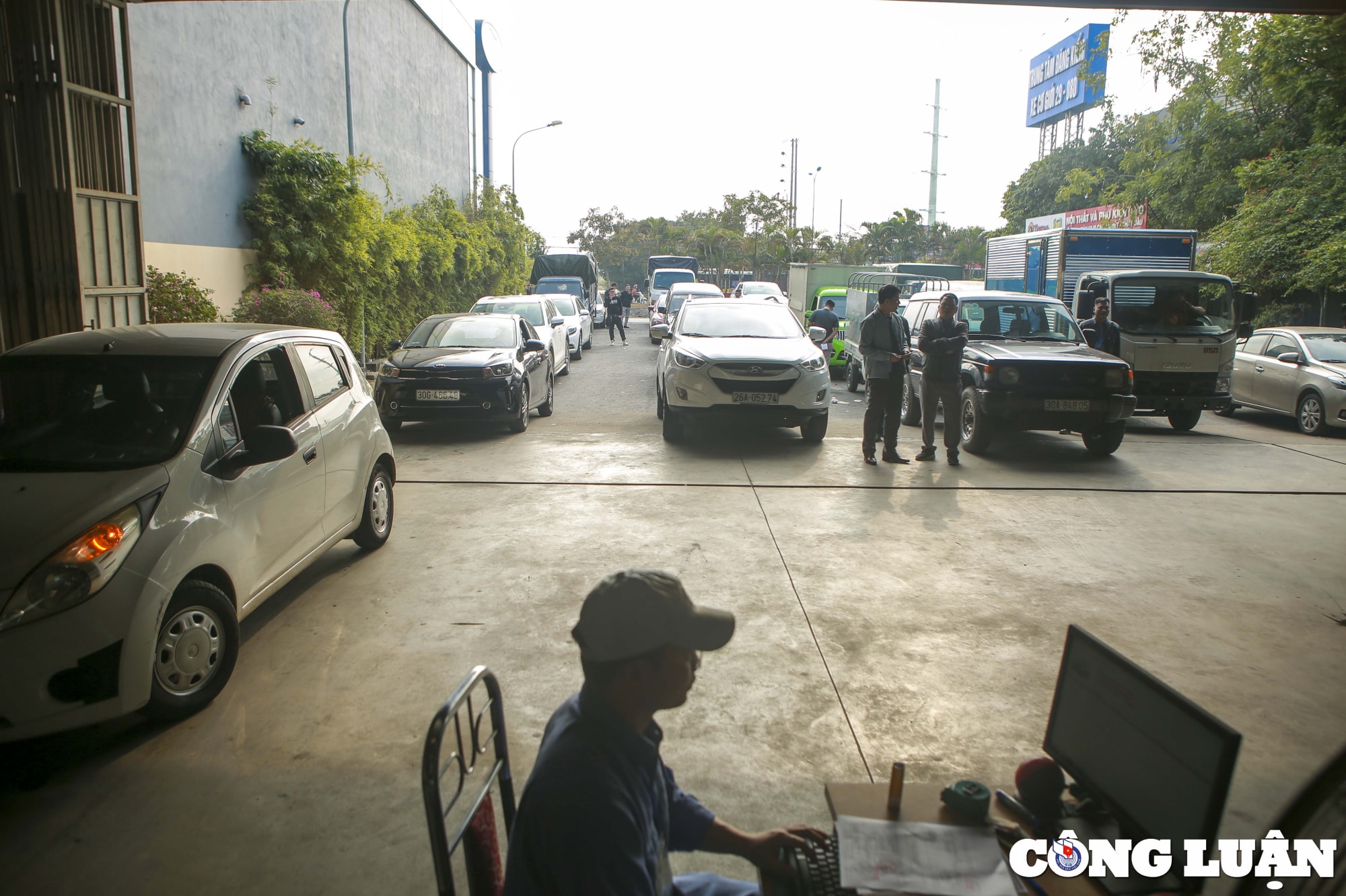 ha noi trung tam dang kiem vang ve bat ngo ca tram chi co 1 xe vao kiem dinh hinh 4