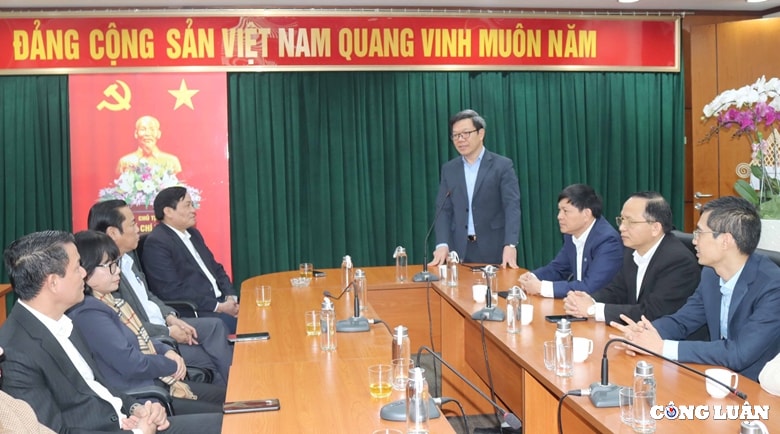 dong chi phan thi quynh mai lam pho vu truong vu bao chi xuat ban  ban tuyen giao trung uong hinh 2